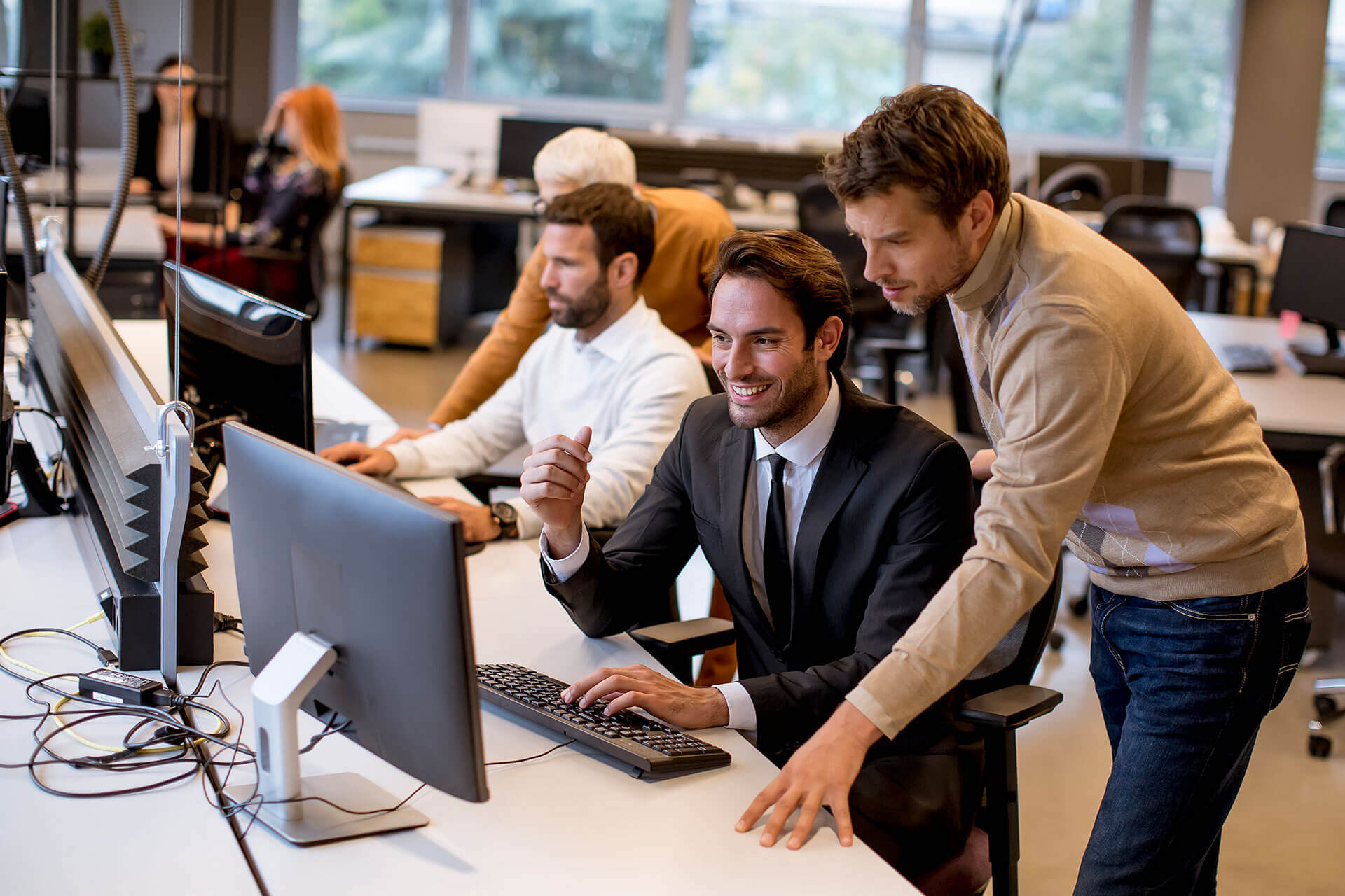Équipe informatique travaillant sur des solutions numériques